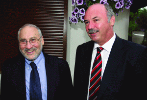 Ionel Blănculescu (dreapta), fostul şef AVAB, alături de laureatul premiului Nobel, Joseph Stiglitz. Ionel Blănculescu (dreapta), fostul şef AVAB, alături de laureatul premiului Nobel, Joseph Stiglitz.
